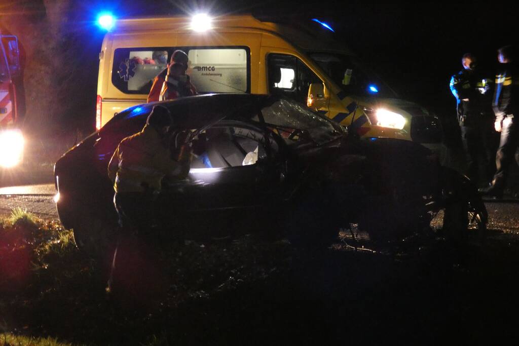 Auto klapt hard tegen boom