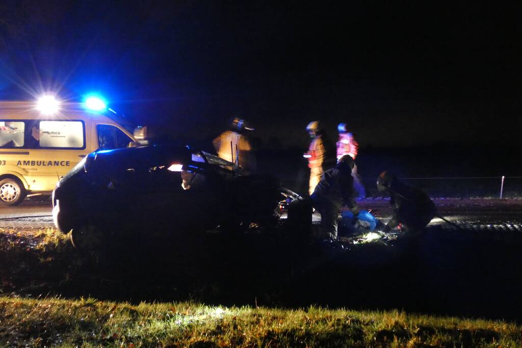 Auto klapt hard tegen boom