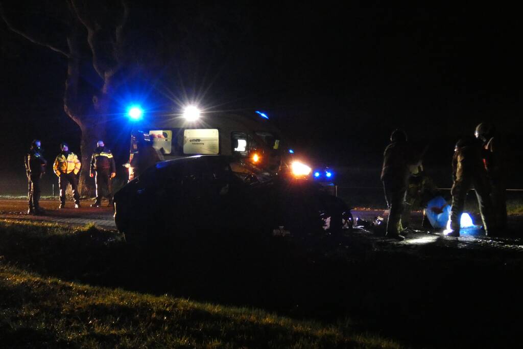 Auto klapt hard tegen boom