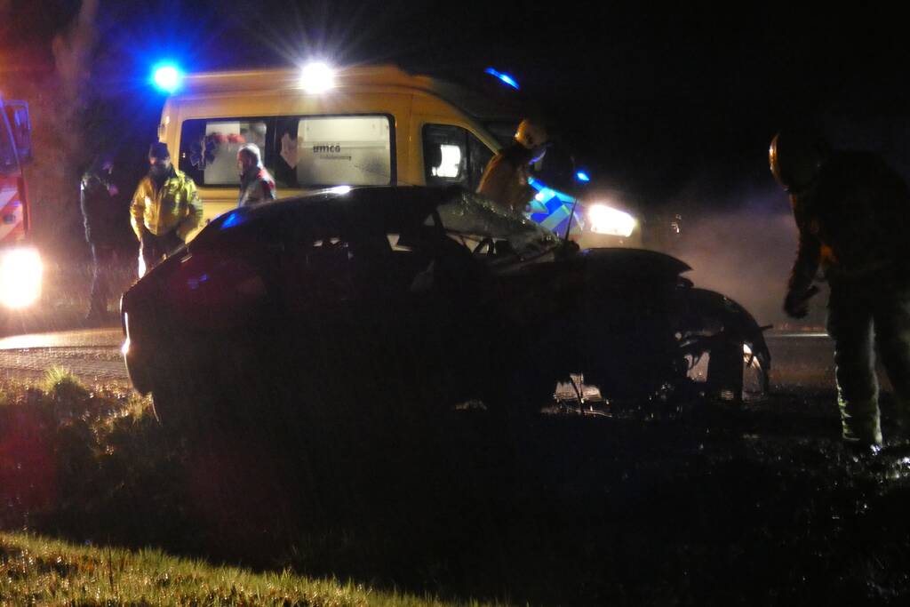 Auto klapt hard tegen boom