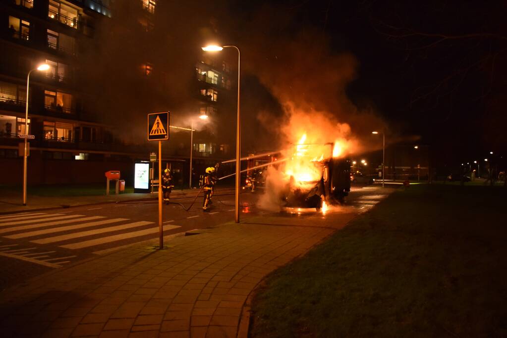 Bestelbus volledig uitgebrand