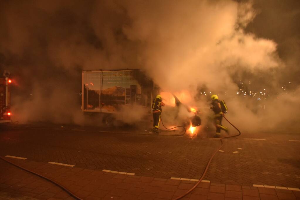 Bestelbus volledig uitgebrand