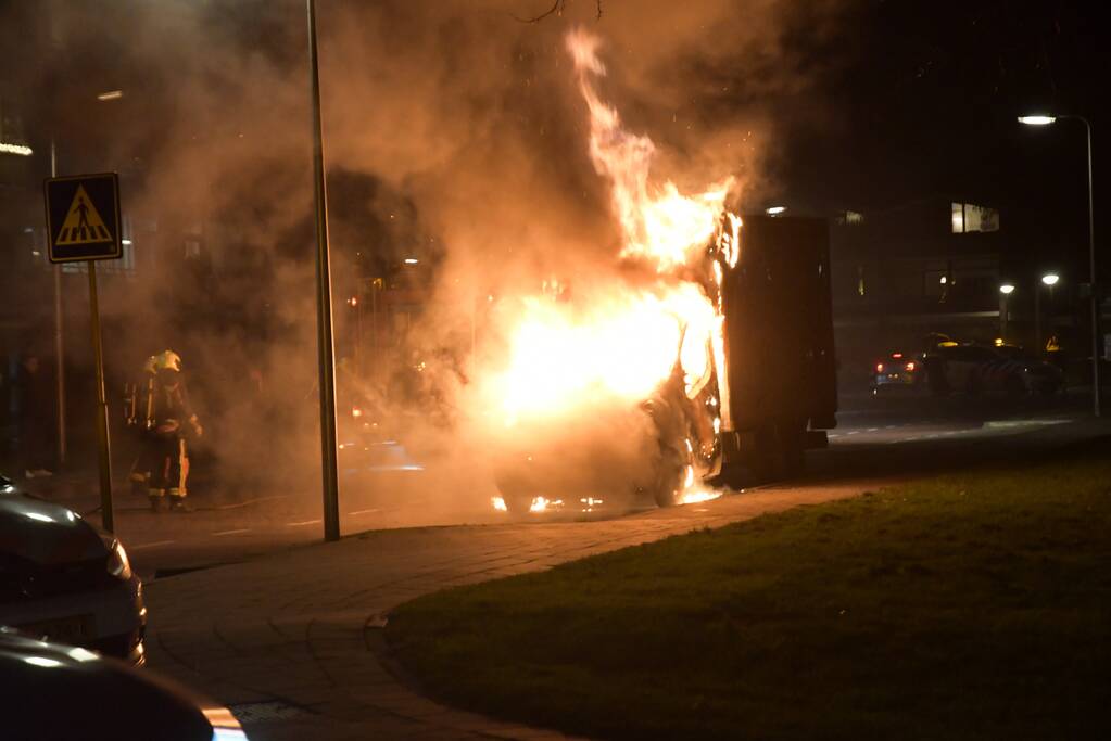 Bestelbus volledig uitgebrand