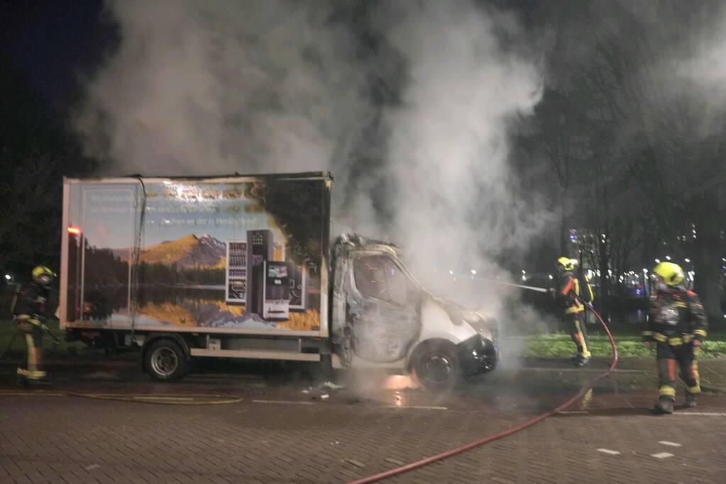 Bestelbus volledig uitgebrand