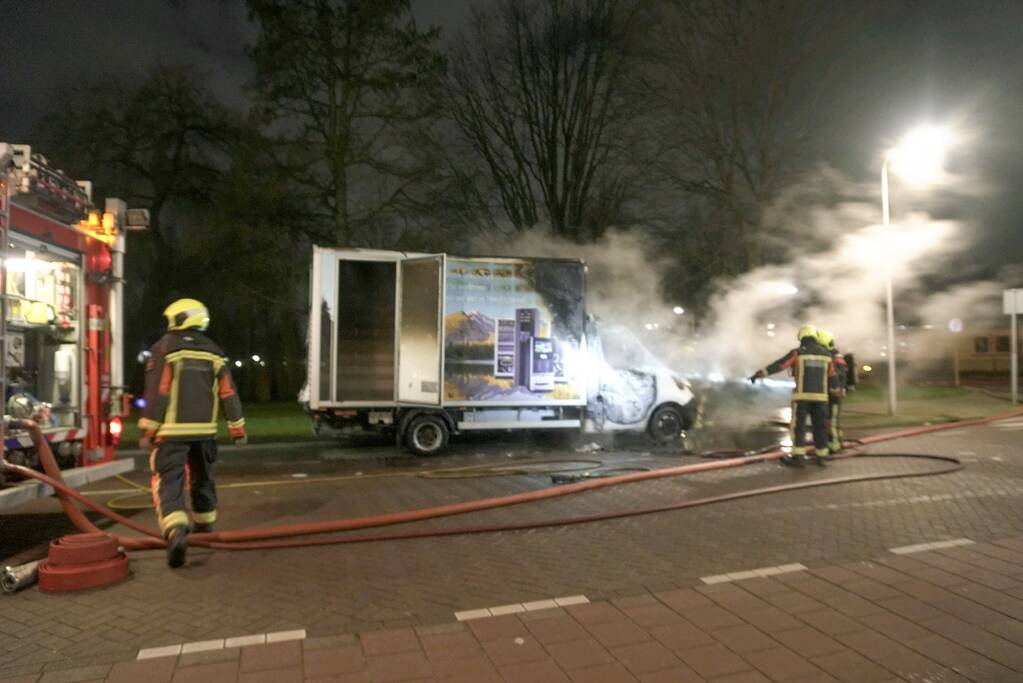 Bestelbus volledig uitgebrand