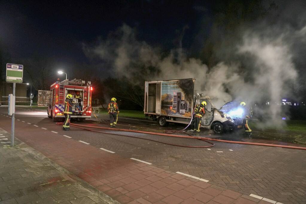 Bestelbus volledig uitgebrand