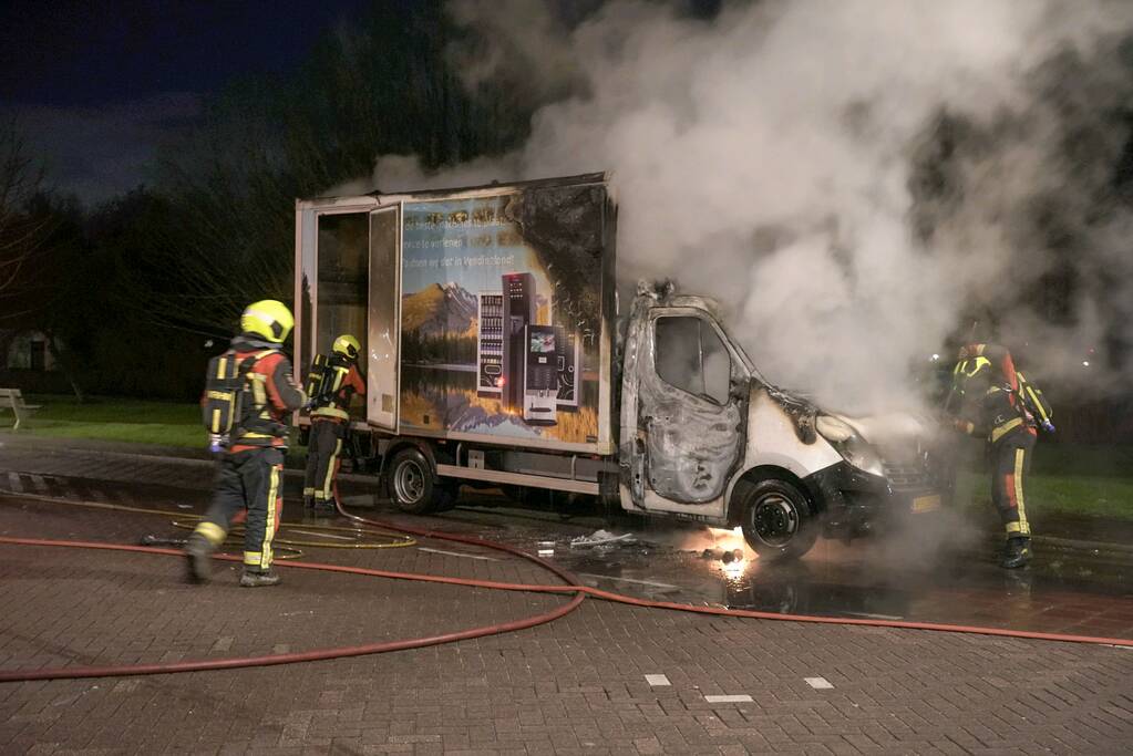 Bestelbus volledig uitgebrand