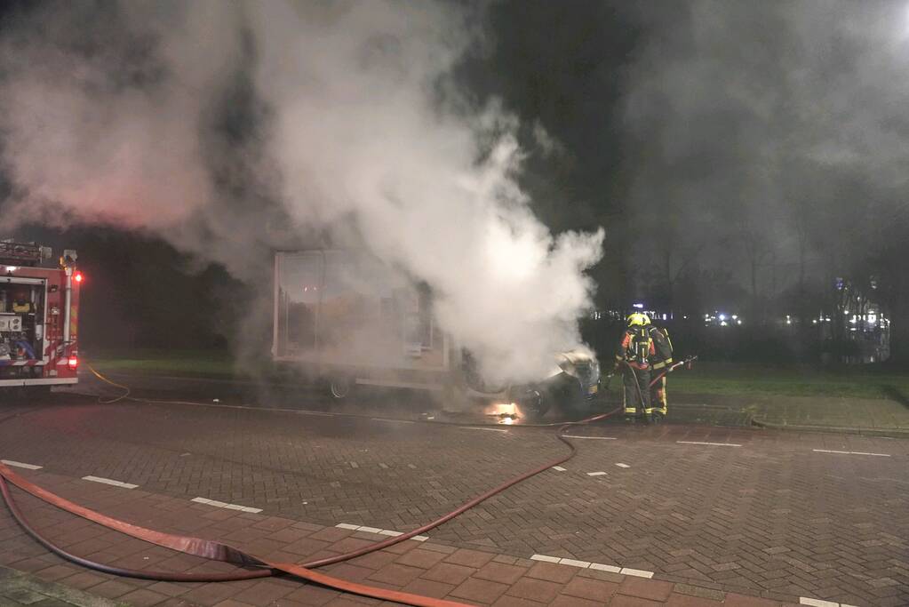 Bestelbus volledig uitgebrand