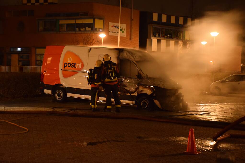 Bestelbus van Postnl uitgebrand