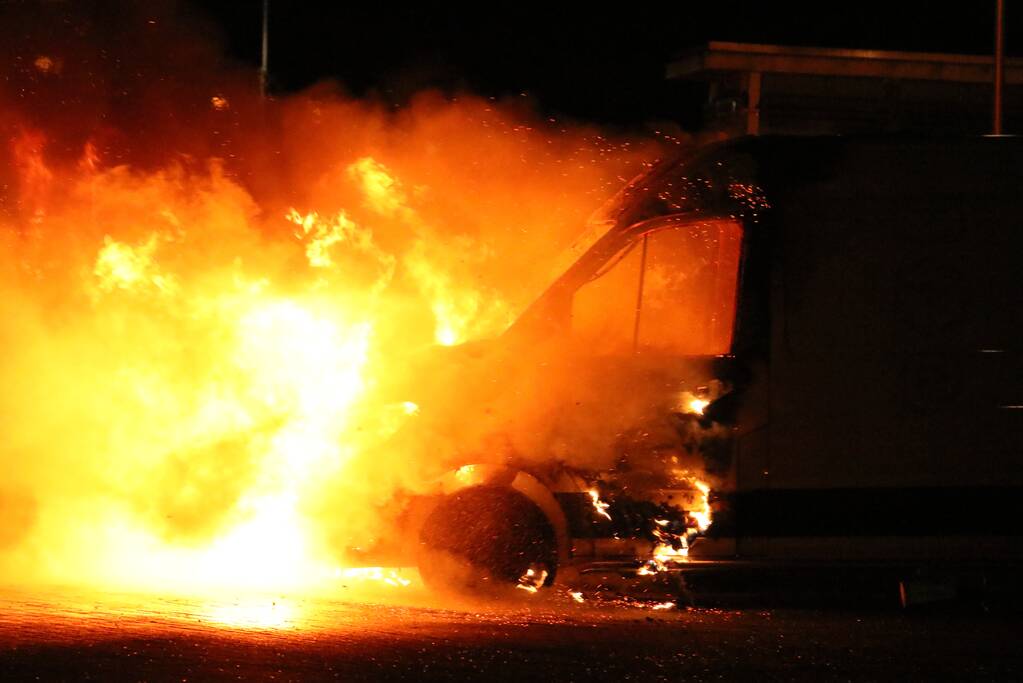 Bestelbus van Postnl uitgebrand