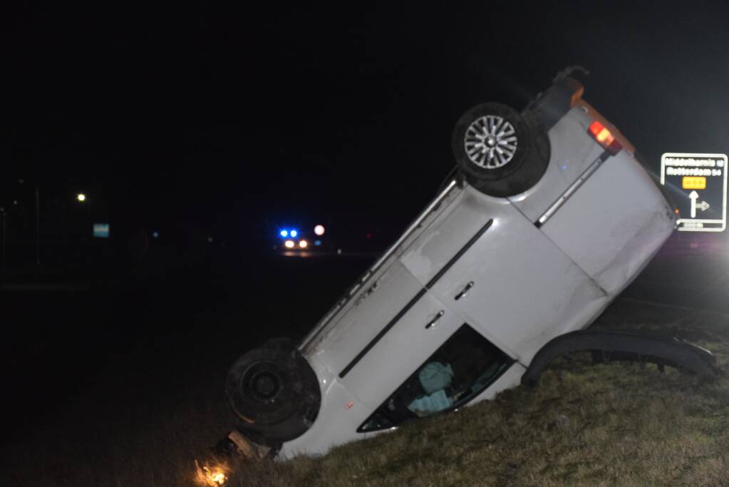 Bestelbus op de kop en auto doormidden