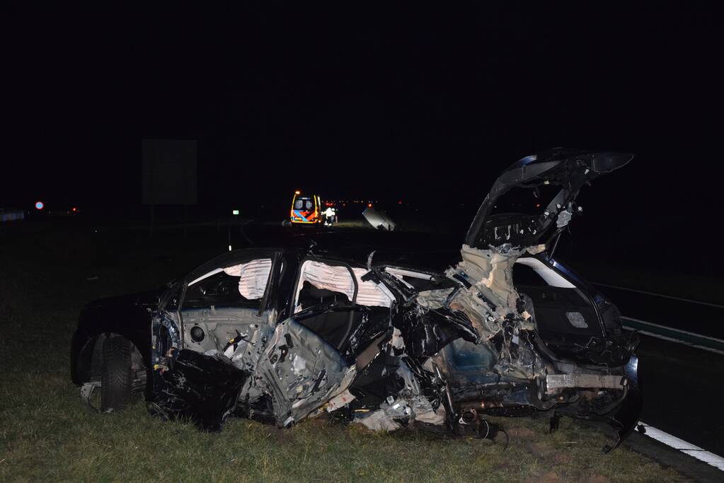 Bestelbus op de kop en auto doormidden