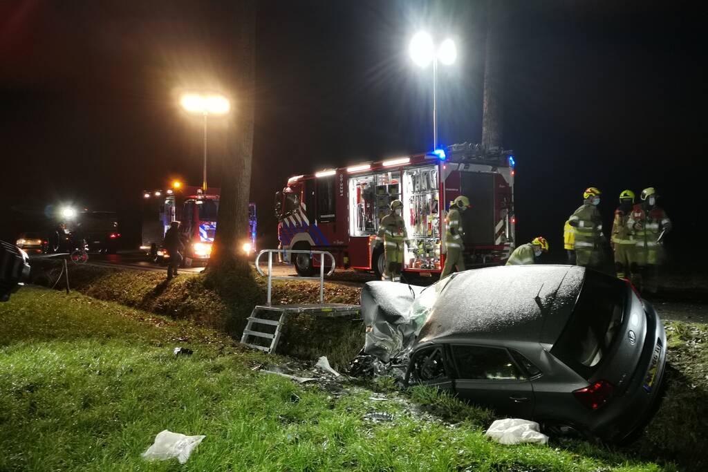 Auto raakt van de weg eindigt tegen boom