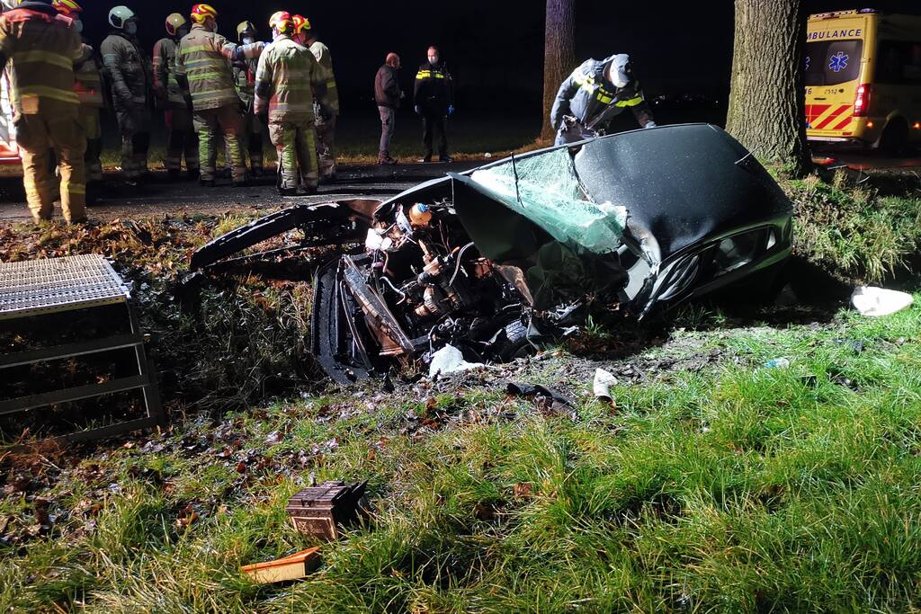 Auto raakt van de weg eindigt tegen boom