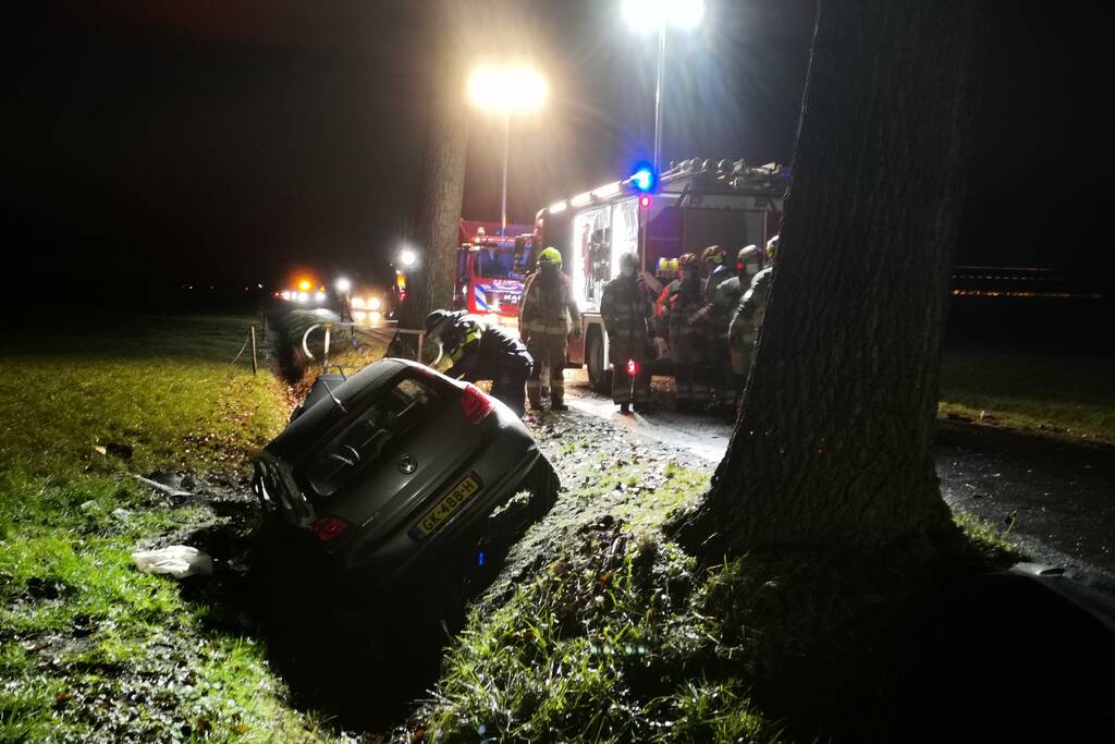 Auto raakt van de weg eindigt tegen boom