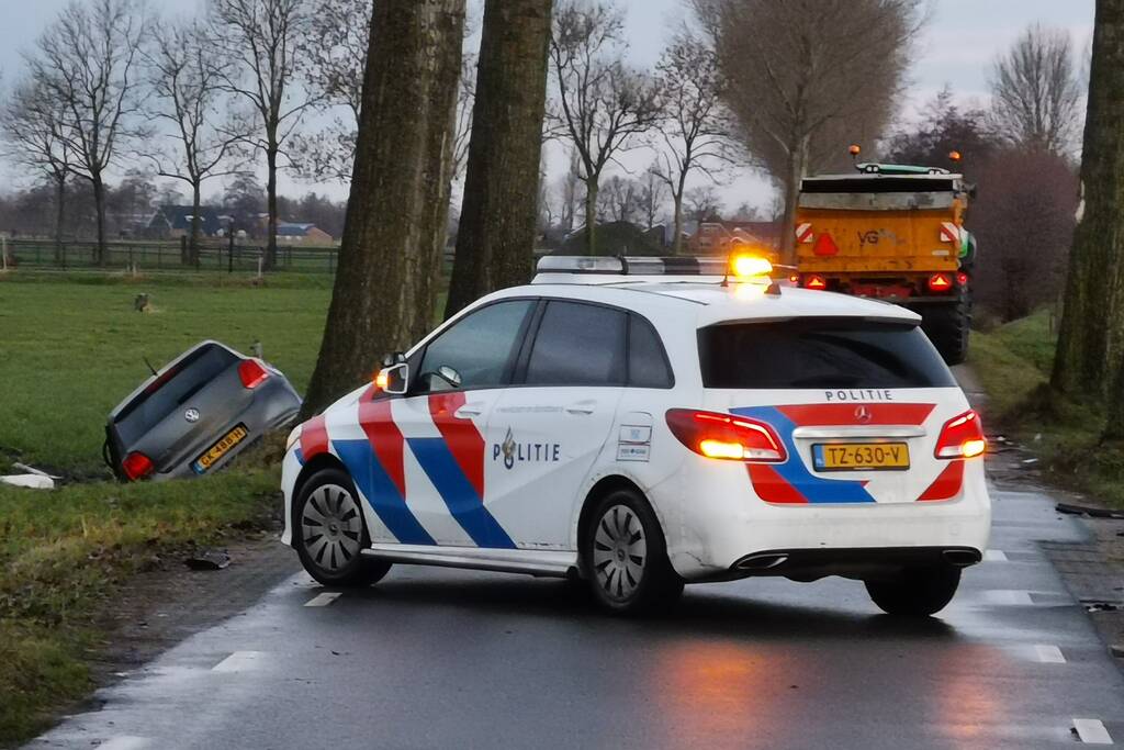 Auto raakt van de weg eindigt tegen boom