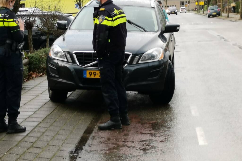 Fietsster gewond bij botsing met personenauto
