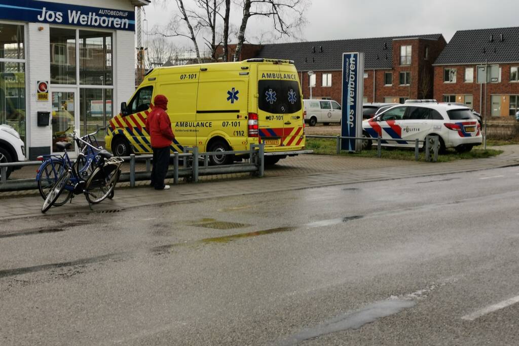 Fietsster gewond bij botsing met personenauto