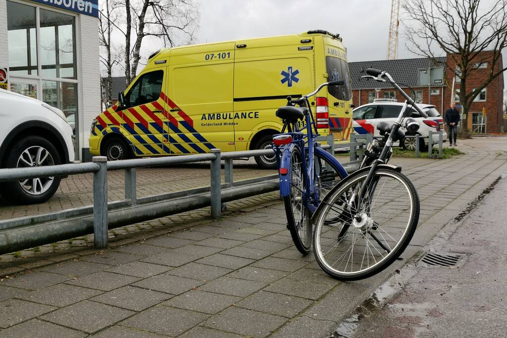 Fietsster gewond bij botsing met personenauto