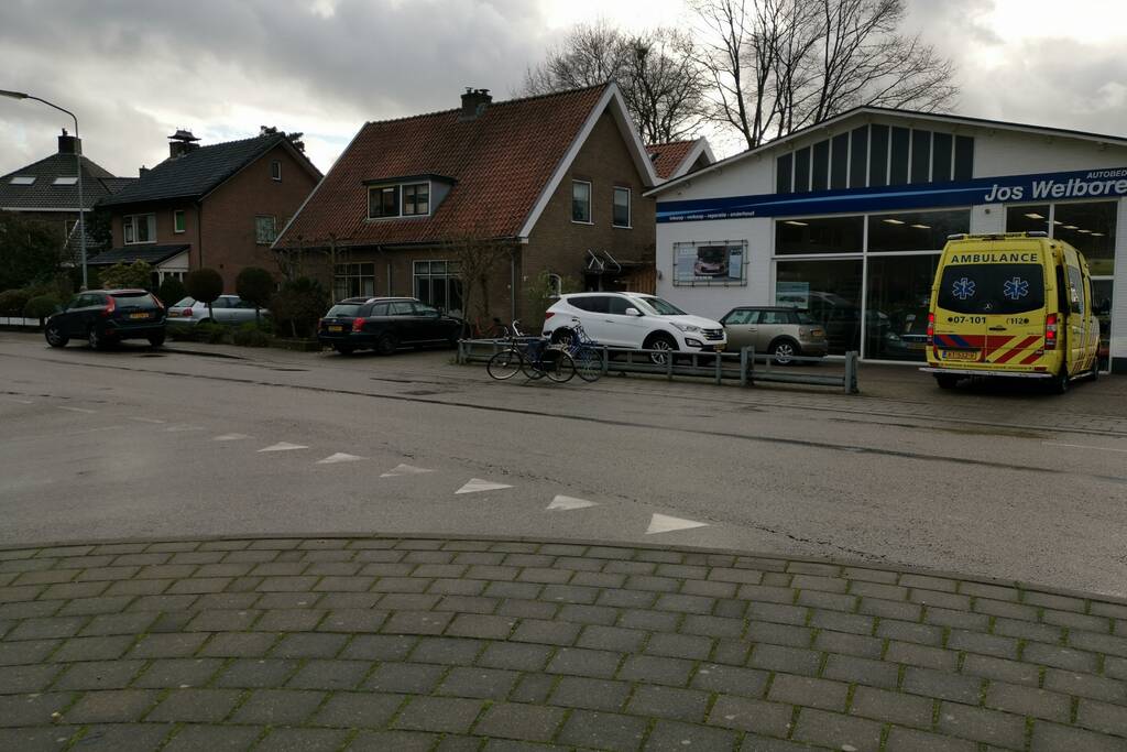 Fietsster gewond bij botsing met personenauto