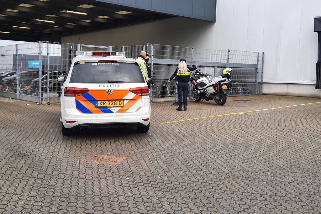 PostNL-bestuurder knalt op aanhanger met Tekstkar en vlucht