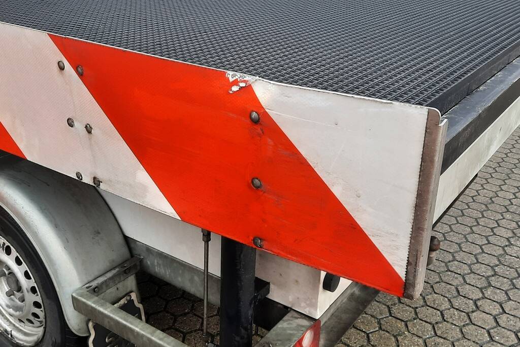 PostNL-bestuurder knalt op aanhanger met Tekstkar en vlucht