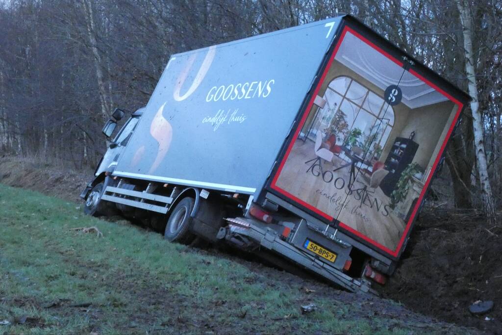 Vrachtwagen rijdt de sloot in