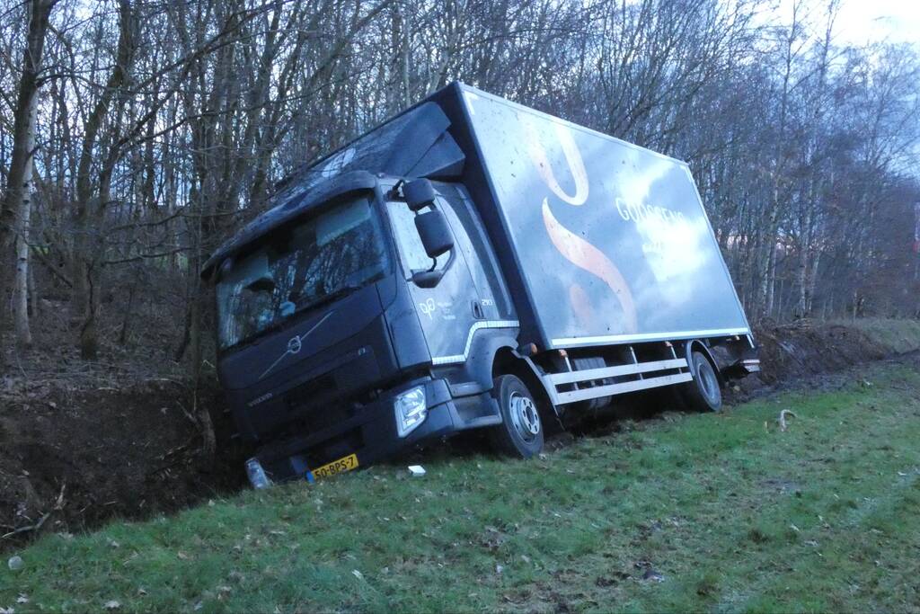 Vrachtwagen rijdt de sloot in