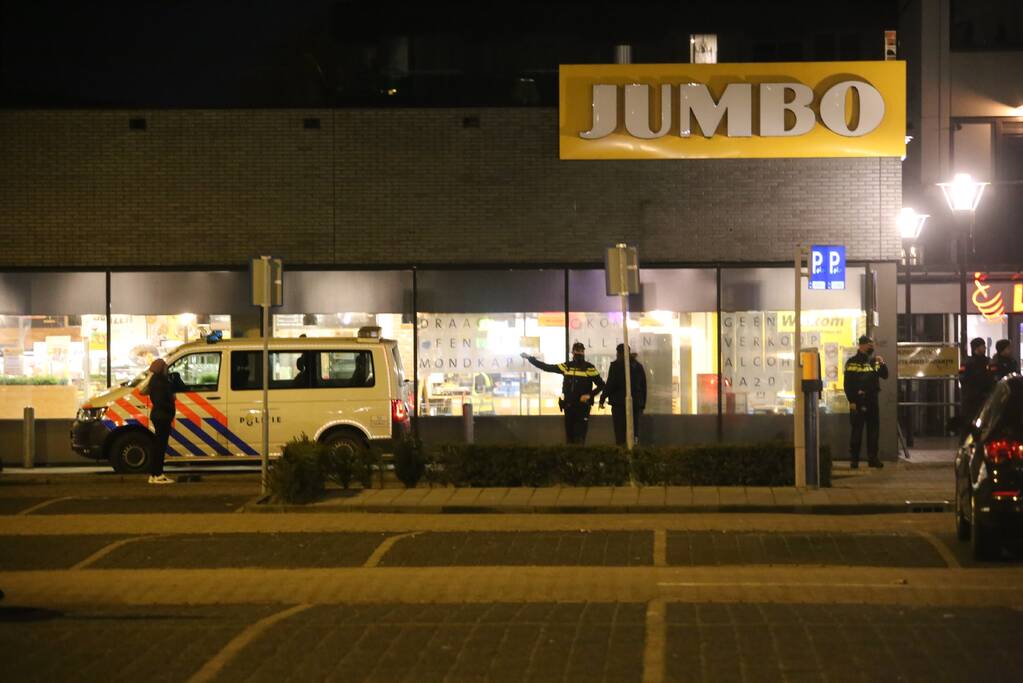 Winkelcentrum afgesloten door forse politiemacht