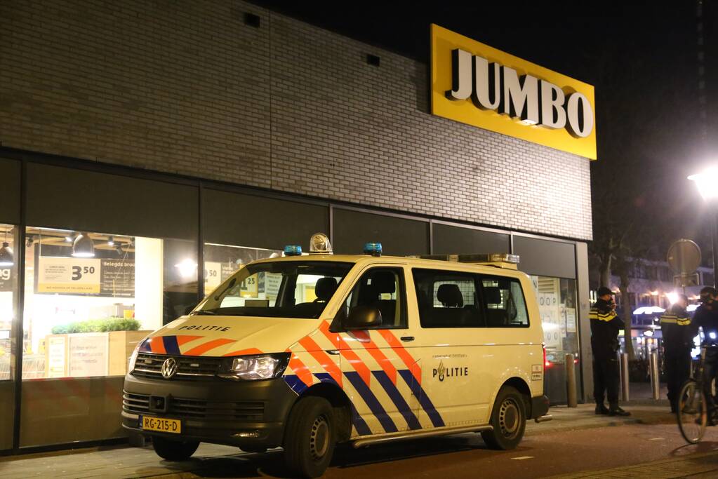Winkelcentrum afgesloten door forse politiemacht