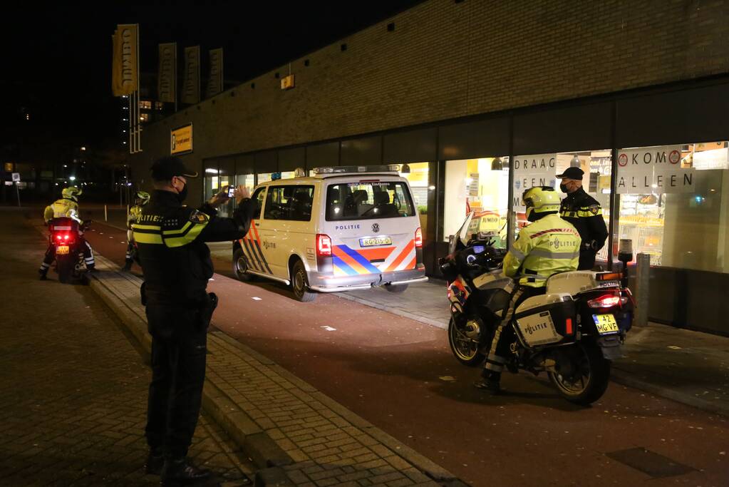 Winkelcentrum afgesloten door forse politiemacht