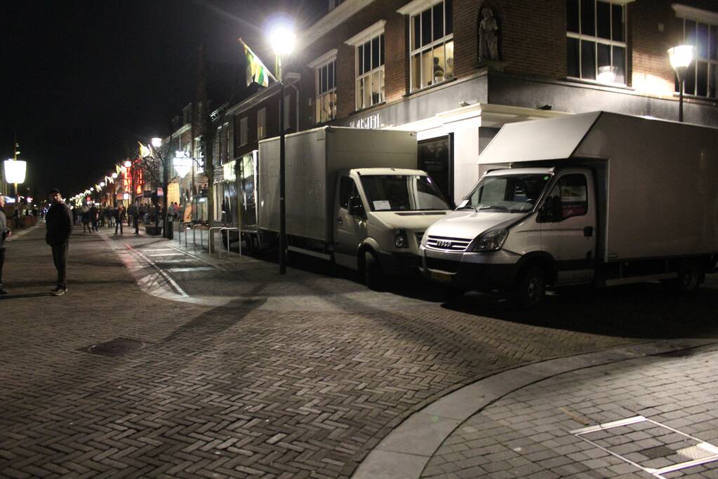 Winkels dichtgetimmerd en beveiligd met voertuigen