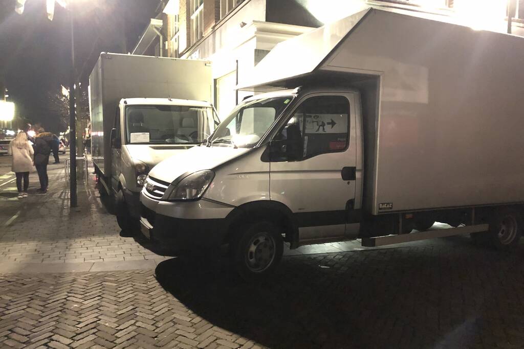 Winkels dichtgetimmerd en beveiligd met voertuigen