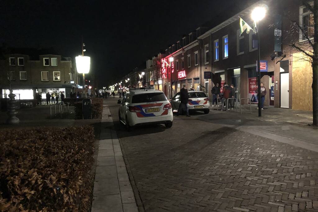 Winkels dichtgetimmerd en beveiligd met voertuigen