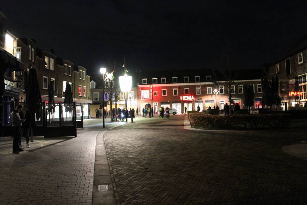 Winkels dichtgetimmerd en beveiligd met voertuigen