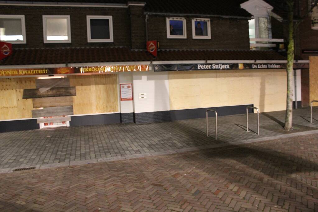 Winkels dichtgetimmerd en beveiligd met voertuigen