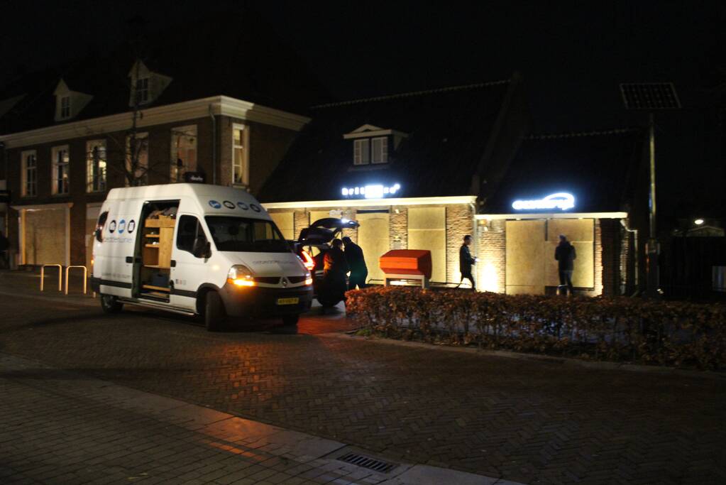 Winkels dichtgetimmerd en beveiligd met voertuigen