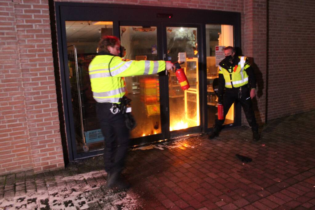 Winkels dichtgetimmerd en beveiligd met voertuigen