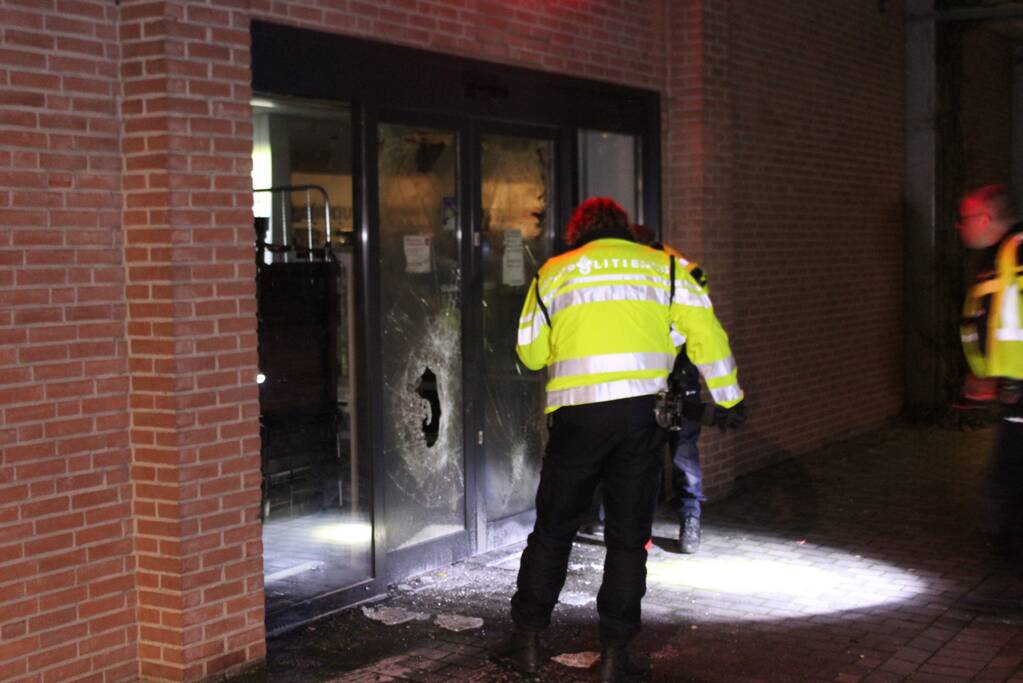 Winkels dichtgetimmerd en beveiligd met voertuigen