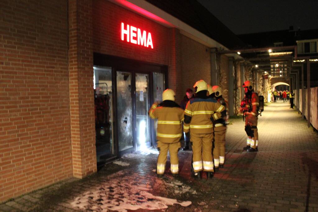 Winkels dichtgetimmerd en beveiligd met voertuigen