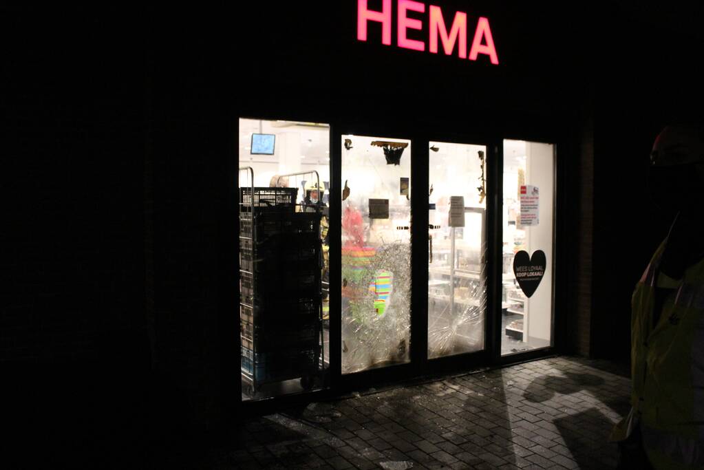 Winkels dichtgetimmerd en beveiligd met voertuigen