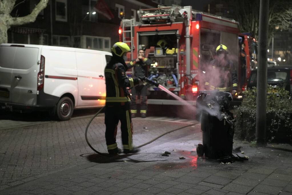 Bewoners blussen kliko brand