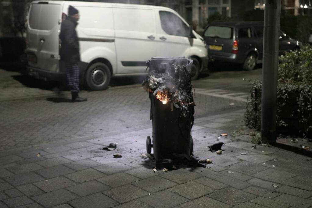 Bewoners blussen kliko brand