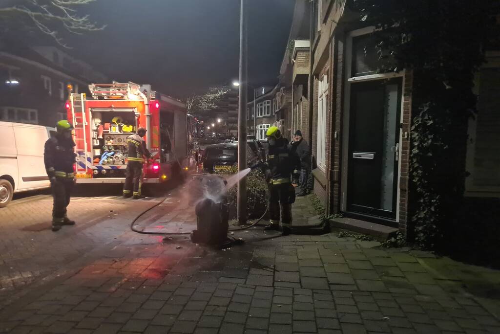 Bewoners blussen kliko brand