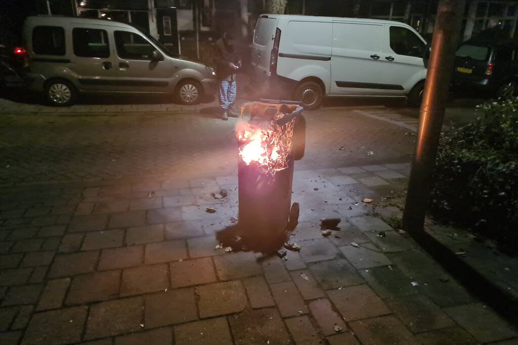 Bewoners blussen kliko brand