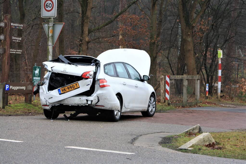 Auto in de kreukels bij verkeersongeval