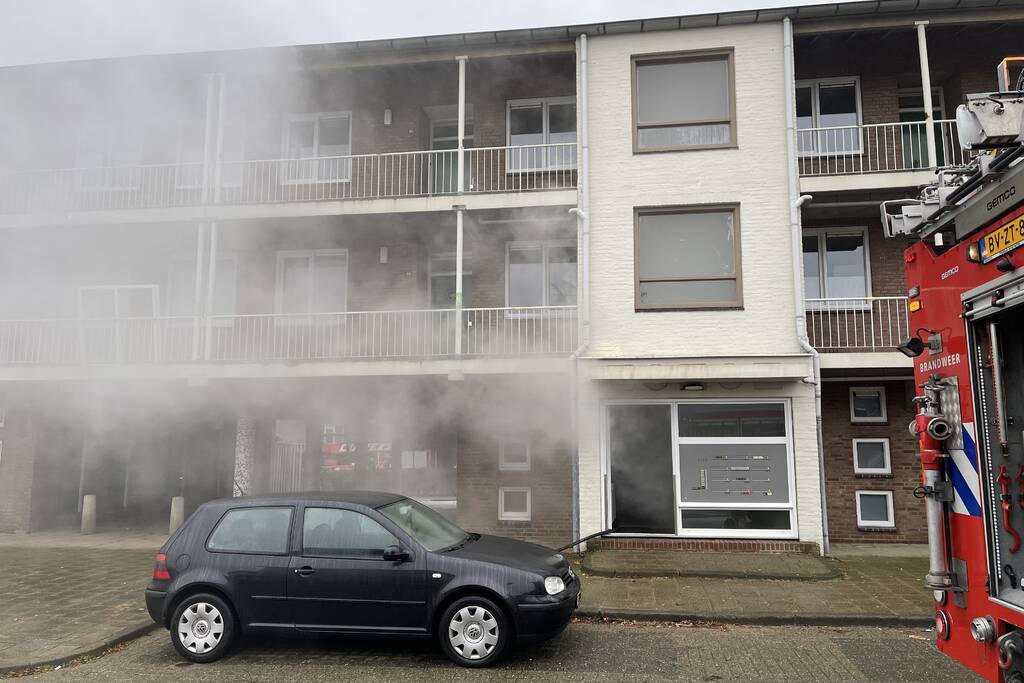 Grote brand in portiekflat