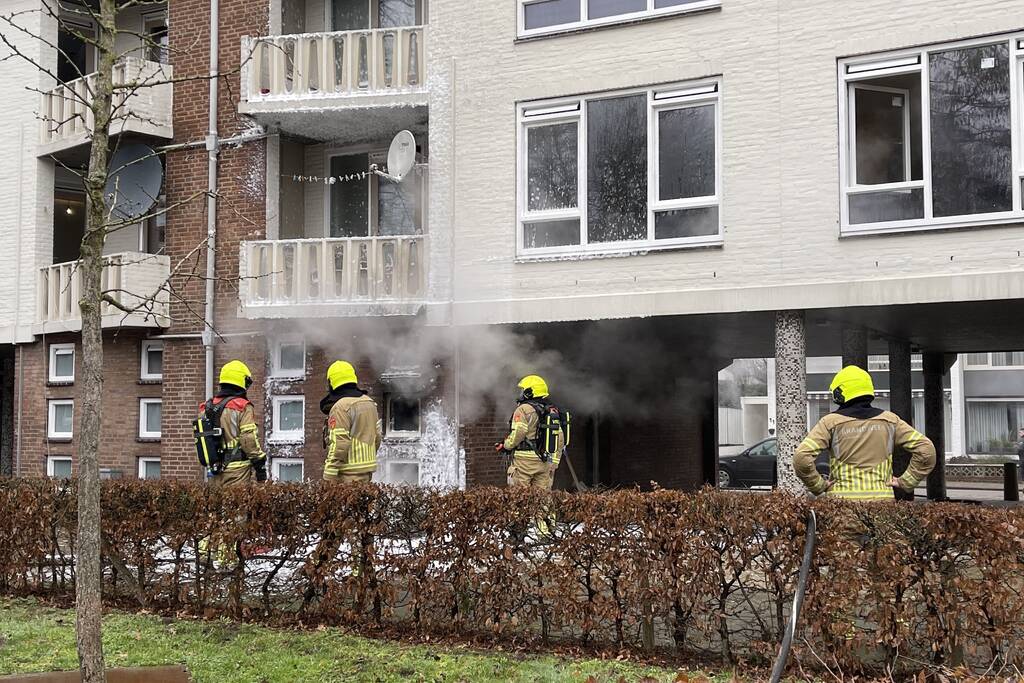Grote brand in portiekflat