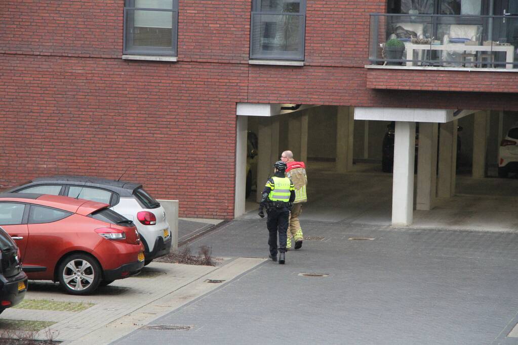 Rechercheurs doen onderzoek in appartement