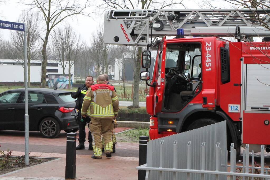 Rechercheurs doen onderzoek in appartement
